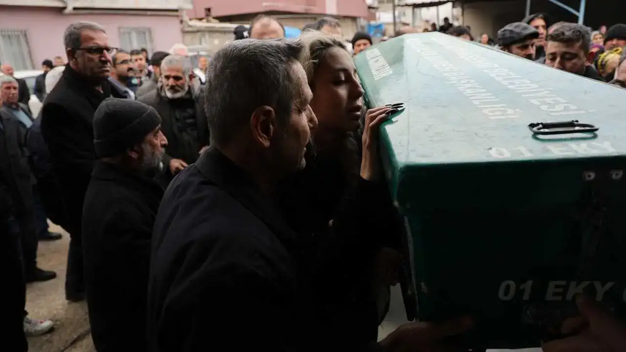 Adana’da Babalarının Öldürdüğü Kardeşler Gözyaşlarıyla Uğurlandı 4